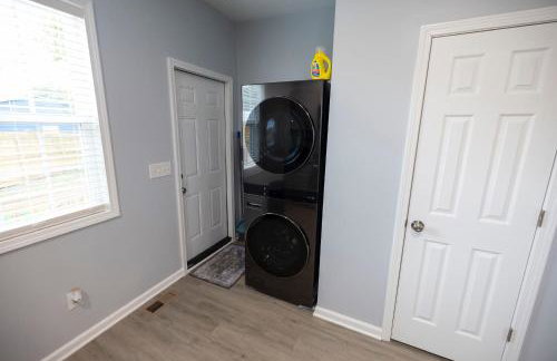 3 Min to Downtown - 10 Min to Elon - Smart TVs - Foto 42