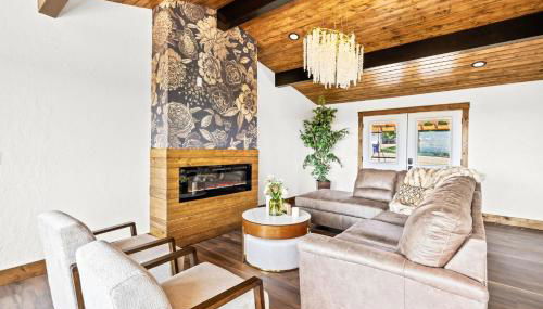 Great Falls Premier Retreat by Wrecked & Refined Stunning Views Hot Tub Family Fun - Foto 2