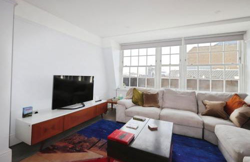 Large 3 bedrm apartment in heart of Theatre Land - Photo 3