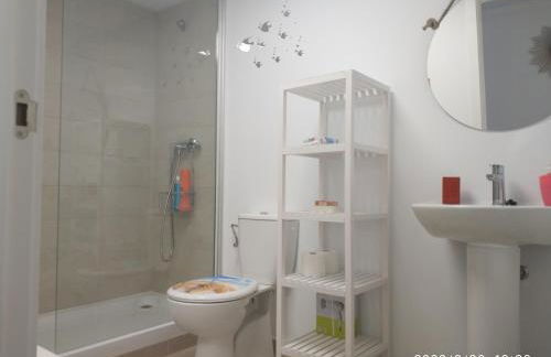 Bonito apartamento con piscina cerca de la playa. - Foto 39