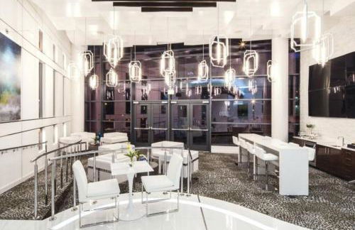 The Luxe -Highrise, Balcony, Year-round Pool, City View! - Foto 24