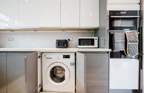 Bright 4BR Home with Garden with Free Parking and Sleeps up to 9 - Foto 11