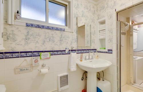 Close to Midtown! Cozy Reno River Cottage - Foto 15