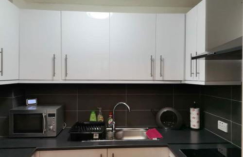 Newly Renovated Cosy 1 bed flat, 4 minutes walk to Town Centre, 3 minutes walk to the train station, Free parking, Modern, fresh and spacious living room, Netflix ready smart TV, Wifi - Photo 6