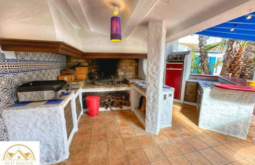 MAS M - Villa d'exception - Piscine - Jeux Enfants - BBQ - Plancha - Cheminée - Calme - 5 Chambres - SUDSEJOURCONCIERGERIE - Foto 35