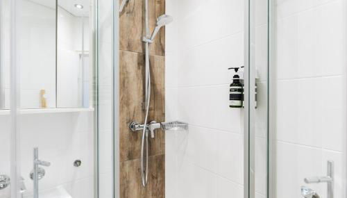 GREAT CITY VIEW I 26 FLOOR I NETFLIX and BOXSPRINGBED - Foto 4, Shower