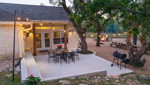 Private Luxury Getaway | Fire Pit | Near Weddings - Photo 3