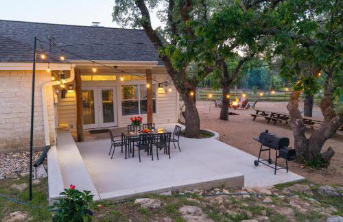 Private Luxury Getaway | Fire Pit | Near Weddings - Photo 3