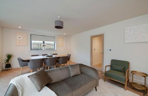 Spacious 5BR Home Near New Forest & Coast - Parking - Sleeps 10 - Photo 39