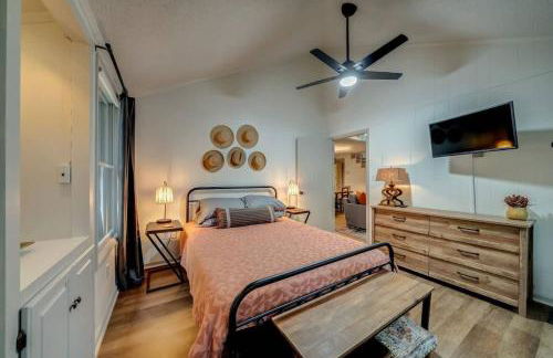 Secluded Retreat w Hot Tub, FirePit & Pool Access - Foto 21