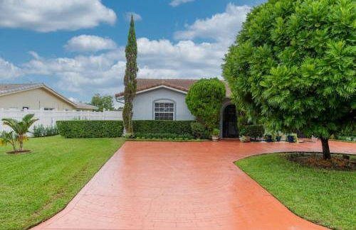 Three Bedroom Pool Home with Modern Interior Design - Foto 34