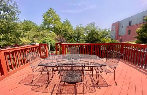 Easy PATH&Bus access- NYC| designer home + Deck. - Photo 42