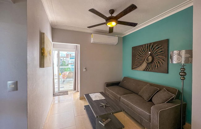 Incredible 3 BR Penthouse w BBQ Jacuzzi - Photo 44