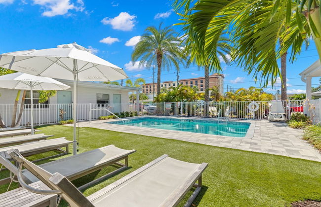 New! Modern King Suite Steps to the Beach! - Foto 11