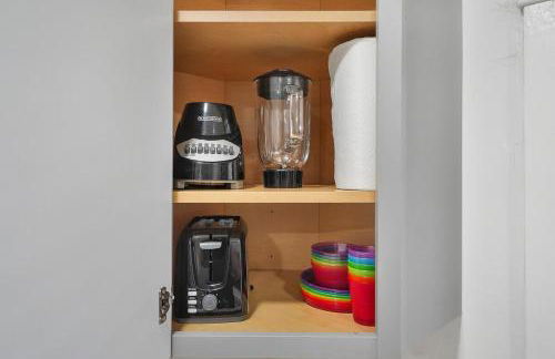 1 mile from the Beach Fire Pit, Patio, Parking! - Foto 23