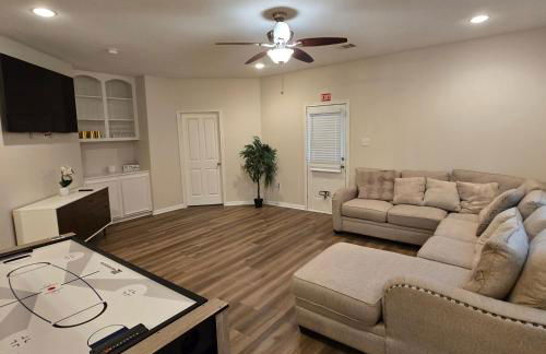 Modern Spacious Home Near the medical center, NRG, Downtown and UHD - Photo 1