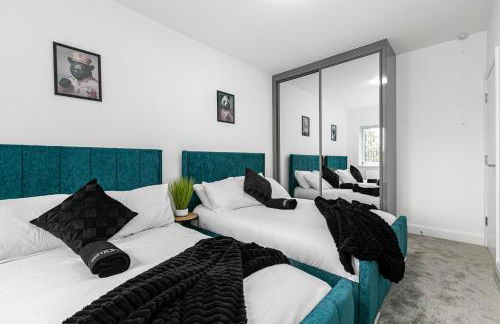 Spacious Detached House with 7 Beds Includes Ping Pong and Pool Table Sleeps 14 Free Parking - Foto 8