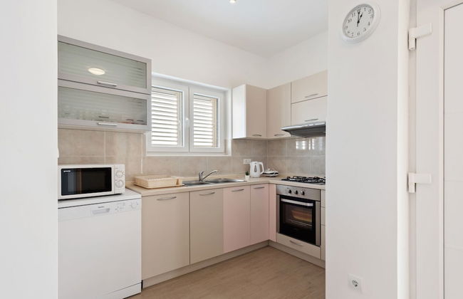 Simplistic Apartment in Neviđane with Balcony - Foto 9