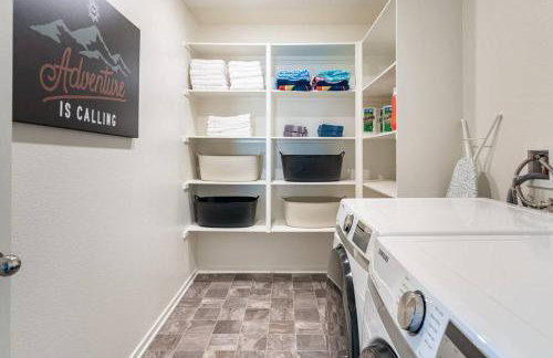 Spacious Modern Home in Sierra Lakes Fontana - Photo 8