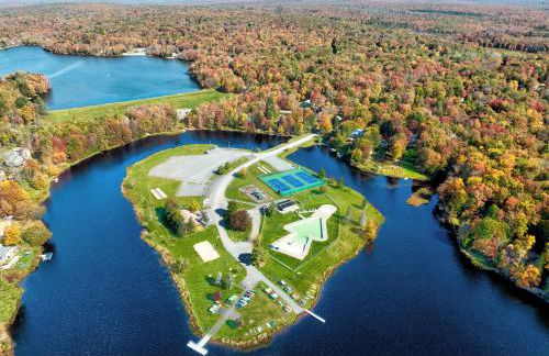 Evergreen Escape Hot Tub Firepit Resort Pool - Foto 5