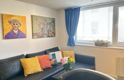 Central Apartment with 75inch TV Netflix - Photo 6