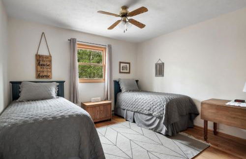 Loft Wood Stove Fire Pit Grill & Deck on Creek - Foto 19