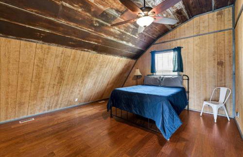 Rustic Barn Retreat w Hot Tub Game Room & FirePit - Photo 47