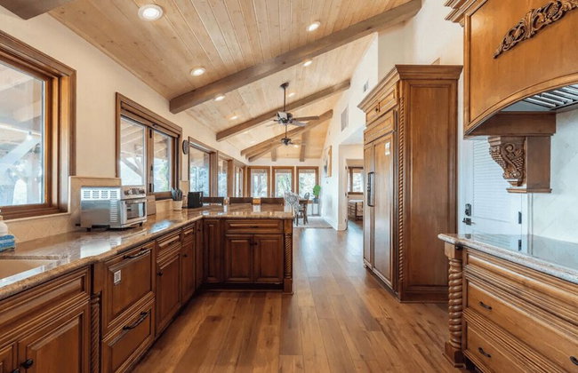 20 Acre Panoramic View Estate Hot Tub, Pickleball & Game Room - Photo 17