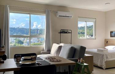 Studio completo no centro com garagem coberta e vista - Foto 1