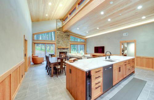 Luxe Valley Home with Sauna and Hot Tub Near Mazama - Foto 1