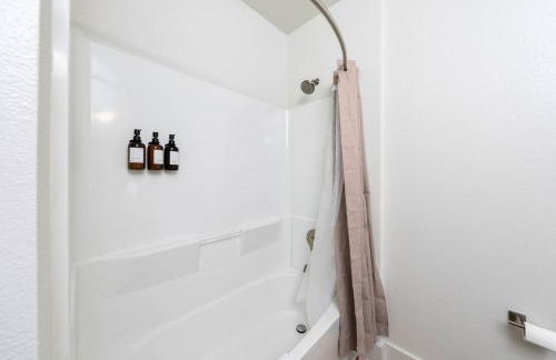 Sleek Stylish Apartment in Prime Location - Foto 18