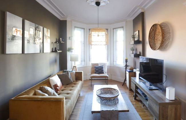 The Authentic and Charming Montrealer - Foto 1