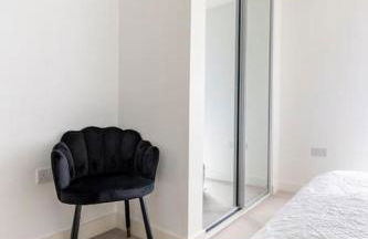 Stylish & Comfortable Top-Floor Flat in Harrow - Photo 19