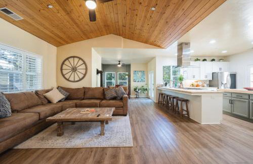 Lavender & Vine - Downtown Retreat with Hot Tub and Fire Pit! - Foto 1