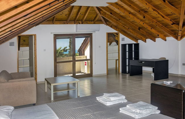 Incredible Large Villa In Paphos Sleeps 14 Children Pool, Jacuzzi, Huge Garden - Foto 8