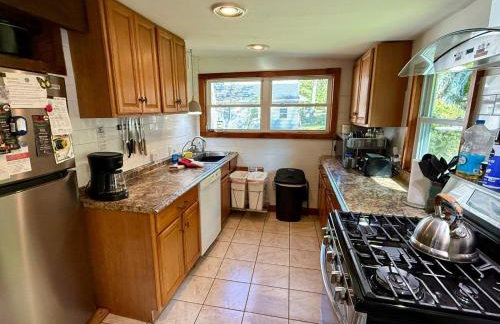 Lakefront Pine Cottage Hot Tub & Fire Pit - Foto 12