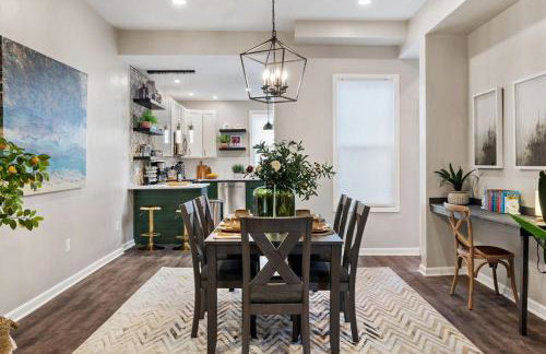 Chic Home with Large Private Yard! Hot Tub, Close To Downtown - Foto 37