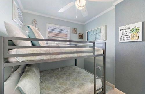 Coastal bungalow with huge yard, comfy deck and close to beach - Foto 17