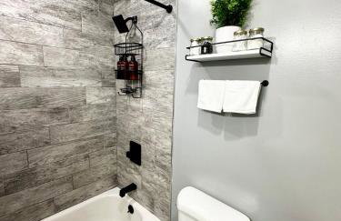 Sleeps 8, Stylish Home, Great Access NYC & EWR - Photo 5