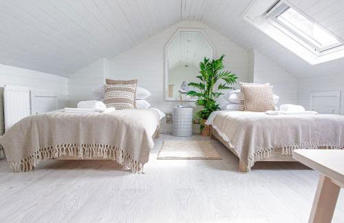 Stunning Townhouse with Large Garden - Sleeps 8! - Photo 62