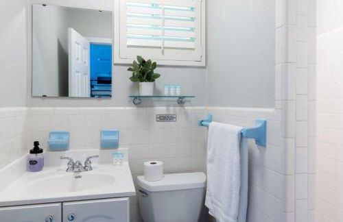 Spacious 3-Bedroom Villa with Heated Saltwater Pool and Fenced Yard in Oakland Park - Foto 58