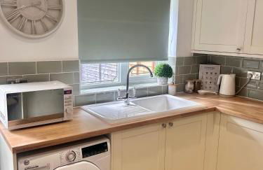 Brand New 2 Bed House - Sleeps 4 - Free Parking - Near HS2 & Drayton Manor - Photo 2