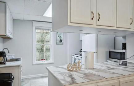 Blue & Gold Retreat sleeps 14 Minutes from ND - Photo 18