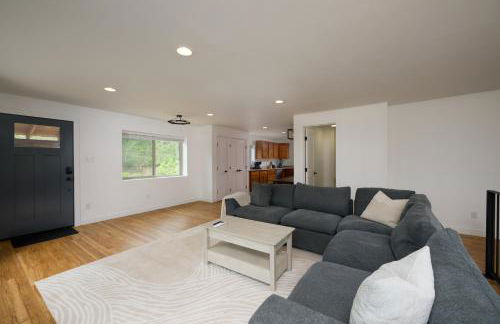 Hot Tub + Views | Cozy Retreat - Foto 33