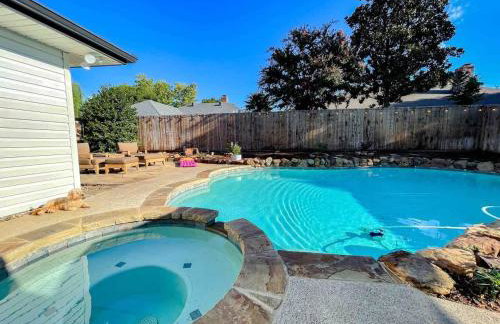 Luxe 4BR with Heated Pool and Hot Tub - Walk to Lake - Foto 35