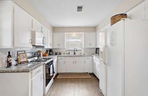 with Arcade and Covered Patio Sleep 9 in this 4 Bedroom 2 Bath Home 5 star host Deer Park TX - Foto 11