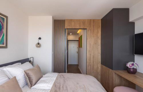 V Luxury Apartment - Photo 21