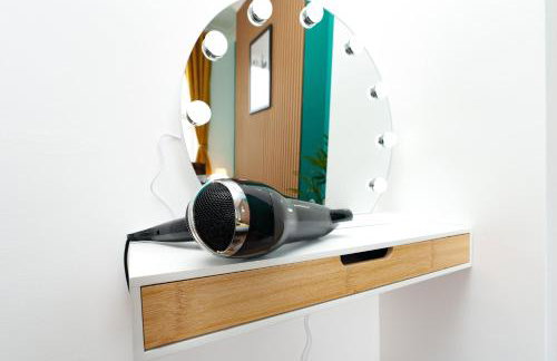 Stylish 3 Bedroom Sea View Apartment -Free Parking- Sleeps 9 - Photo 39