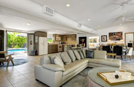 Modern Oasis w/ Pool, Patio Lounge, & Mountain Views Palo Verde by Avantstay - Foto 7