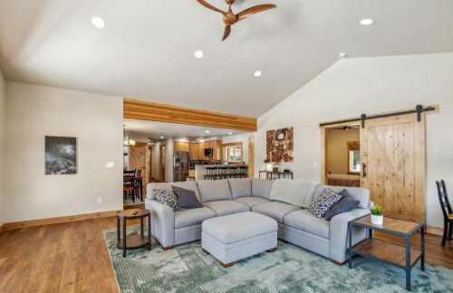 Mountain Retreat with Hot Tub, Game Room and Yard home - Foto 18